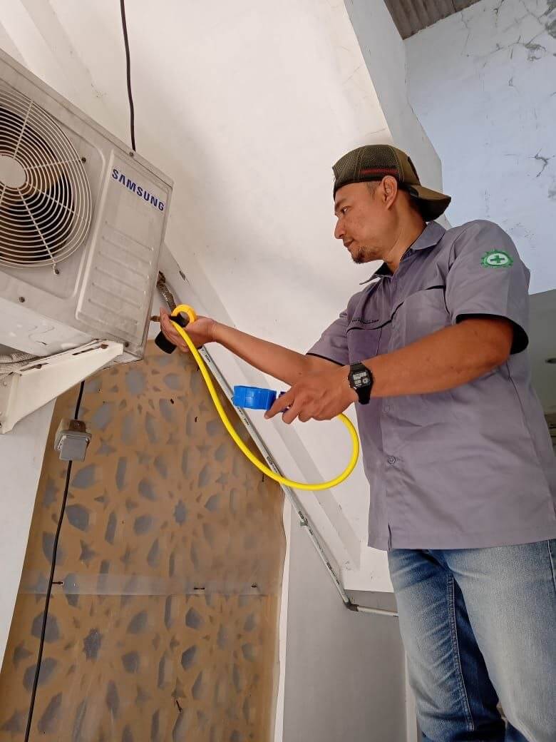 Isi Tambah Freon AC R32 Tangerang Selatan